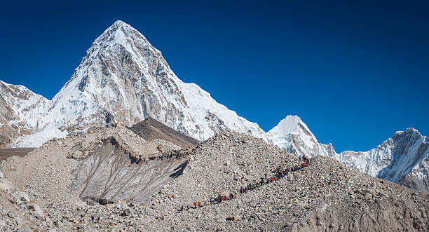 fila de trekkers escalada para o evereste acampamento himalaias nepal - mt pumori imagens e fotografias de stock