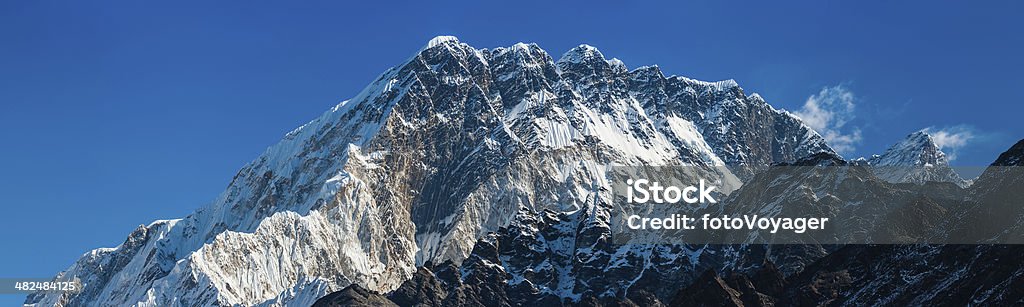 Нупцзе 7861 m эффектный Зубчатая кромка панорама Khumbu Долина Гималаи, Непал - Стоковые фото High Country роялти-фри