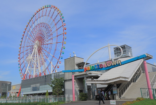 Skywheel ferris wheel and Ripley's Believe it or Not at Niagara. Niagara Falls, Ontario, Canada.