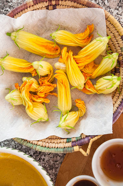 smażone zuchini kwiaty przygotowanie - squash flower zdjęcia i obrazy z banku zdjęć