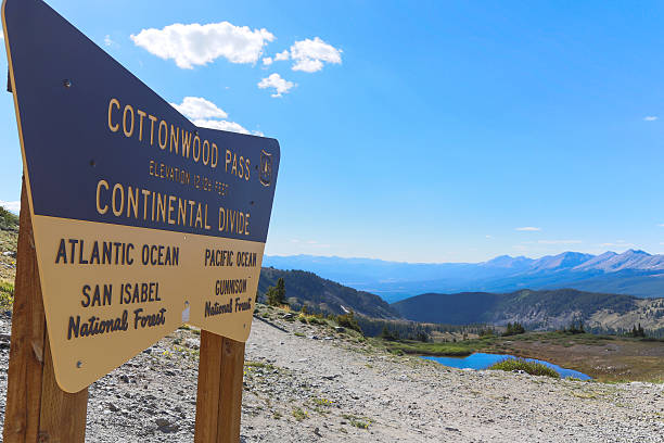 istock Cottownwood Pass Sign 482490597