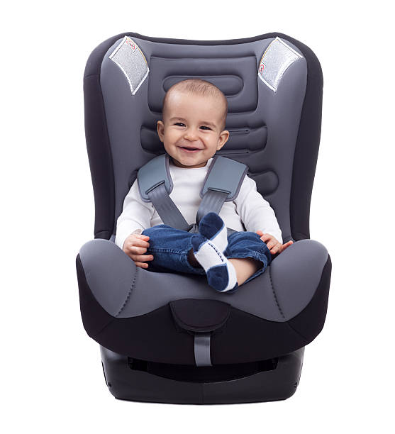 bebê sorridente criança menino sentado em um banco do carro, isoladas - car baby baby car seat child imagens e fotografias de stock