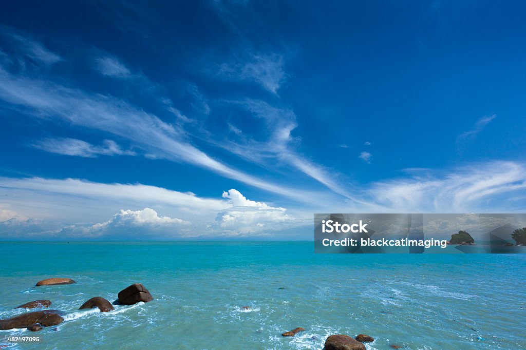 Rocky Strand mit blauer Himmel und türkisfarbenem Meer. - Lizenzfrei Cumulus Stock-Foto