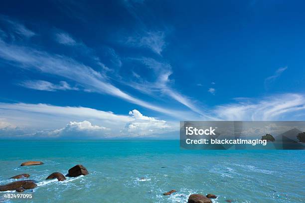 Rocky Shore Con Cielo Azul Y El Mar Turquesa Foto de stock y más banco de imágenes de Cielo - Cielo, Cúmulo, Playa