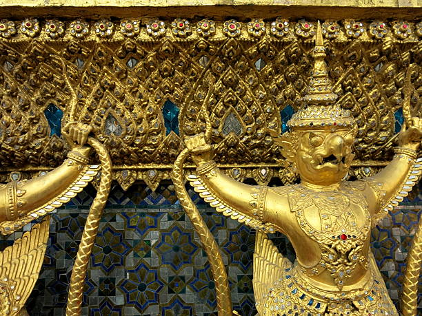 garuda wat phra kaew w bangkoku w tajlandii - bangkok variation religion god zdjęcia i obrazy z banku zdjęć