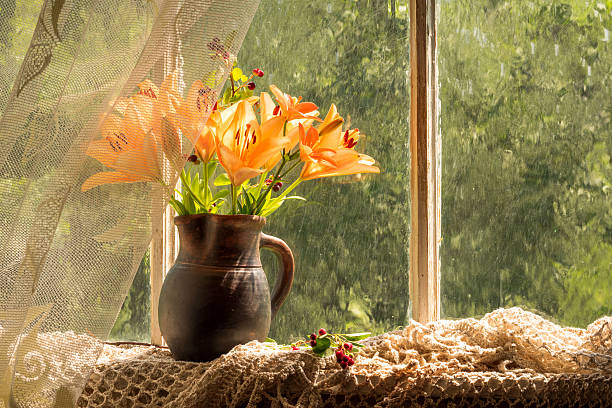 asiatique hybrides orange bouquet de lys sur un rebord de fenêtre - lily lily family temperate flower asiatic lily photos et images de collection