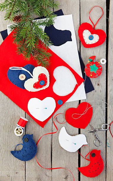 hausgemachte filz weihnachtsornamente - heart shape textile button hanging stock-fotos und bilder