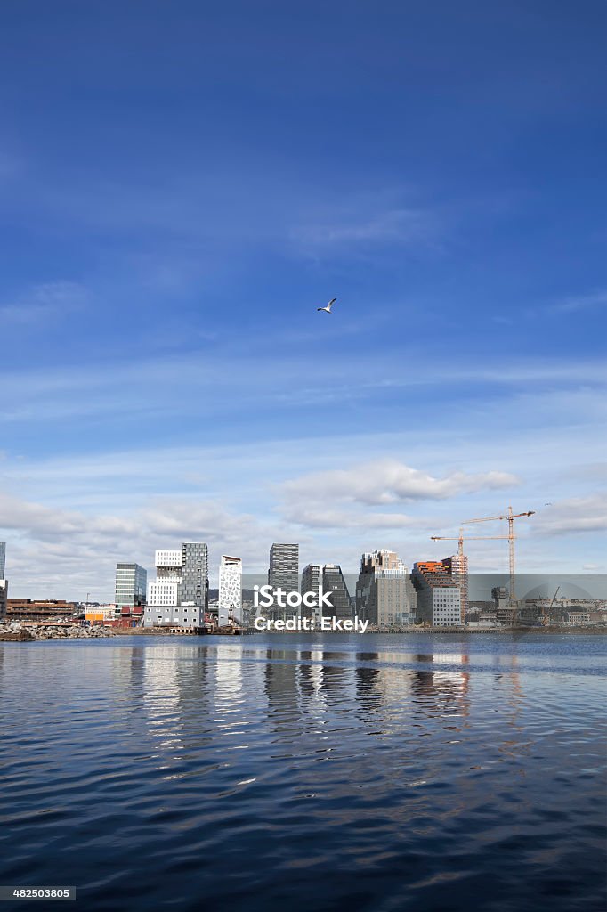 Города Осло, отражающие в воде в солнечный день. - Стоковые фото Оперный театр роялти-фри
