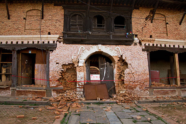 l'ingresso al terremoto danneggiato tempio changu narayan, nepal - changu narayan temple foto e immagini stock