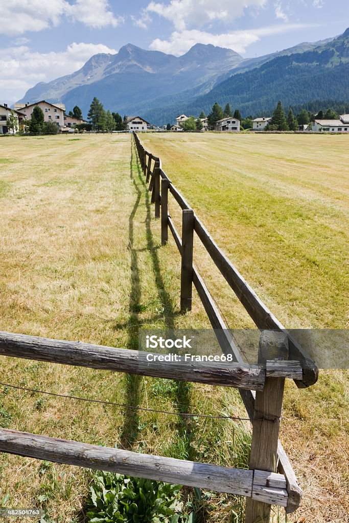 Madera valla en el valle de engadina - Foto de stock de Alpes Europeos libre de derechos