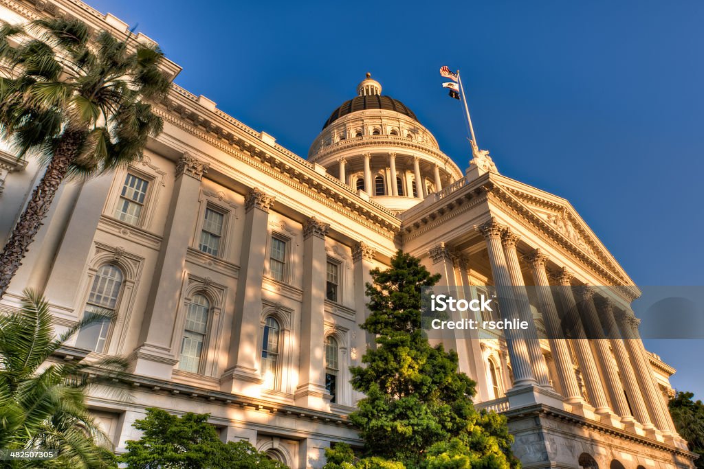 Capitol iluminado pelo pôr-do-sol - Foto de stock de Califórnia royalty-free