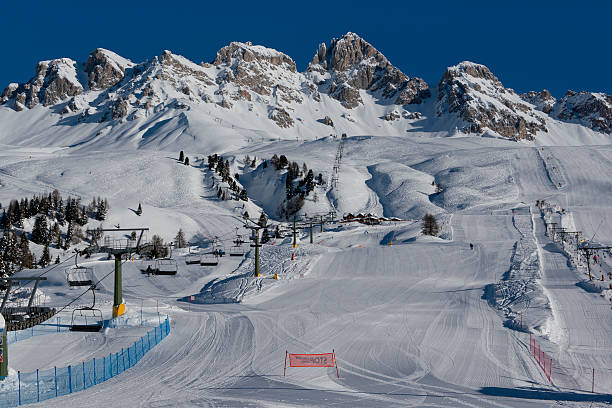 Montanhas e pistas de esqui em Passo San Pellegrino - foto de acervo