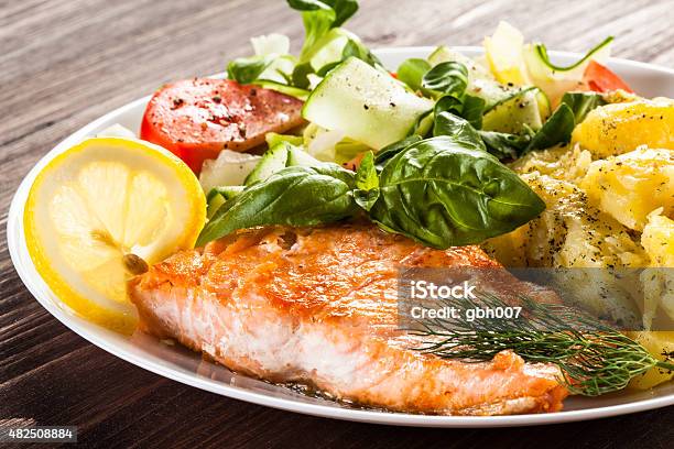 Foto de Legumes E Salmão Assado e mais fotos de stock de Salmão - Peixe - Salmão - Peixe, Legume, Jantar