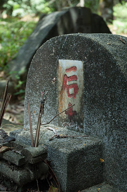 pulau ubin grave - chinese script editorial grave history - fotografias e filmes do acervo