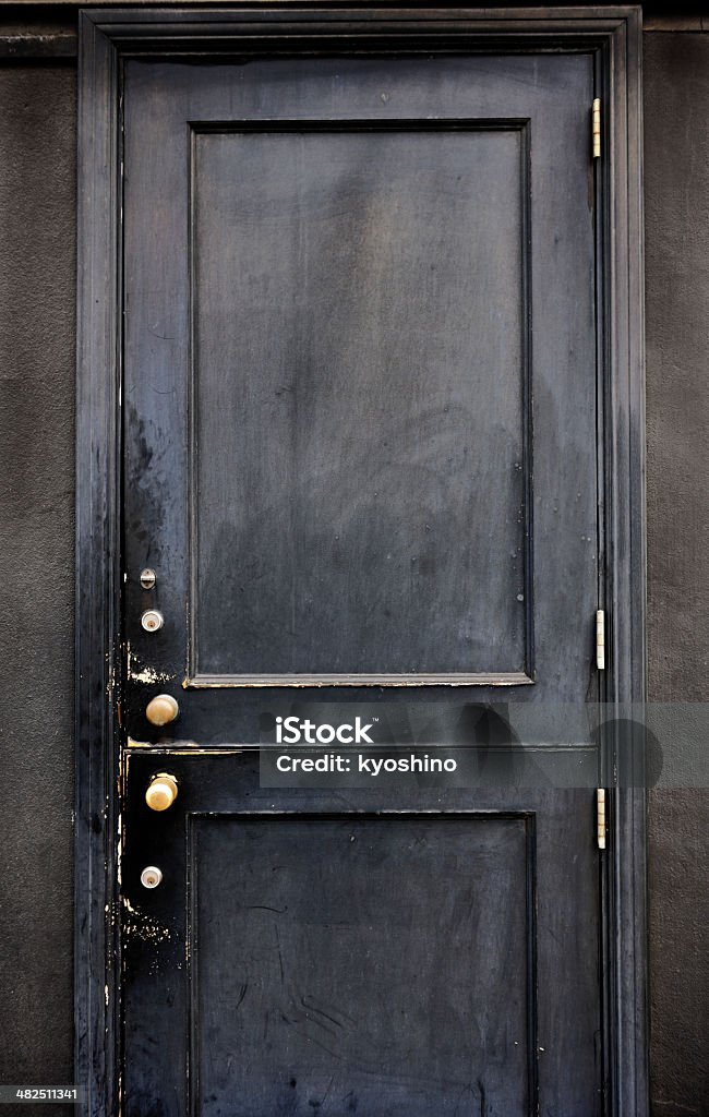 神秘的な木製の古い黒色の正面玄関 - からっぽのロイヤリティフリーストックフォト