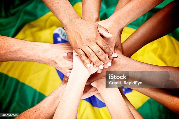 Vários Várias Mãos Pilha Na Bandeira Brasileira De Doadores Lealdade - Fotografias de stock e mais imagens de Brasil