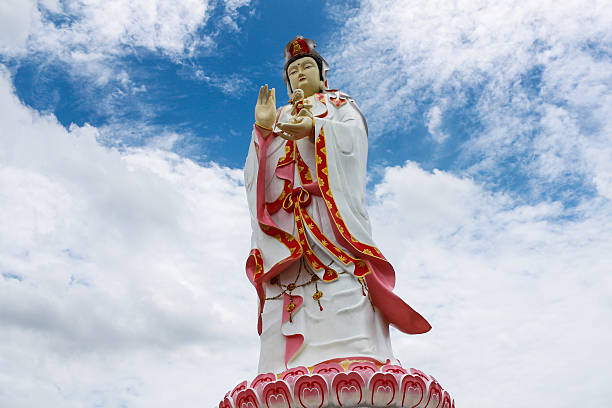 godness statue de guanyin en thaïlande - guan yin photos et images de collection