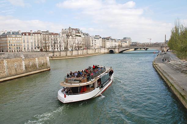 экскурсия на лодке в париже - pont de la tournelle стоковые фото и изображения