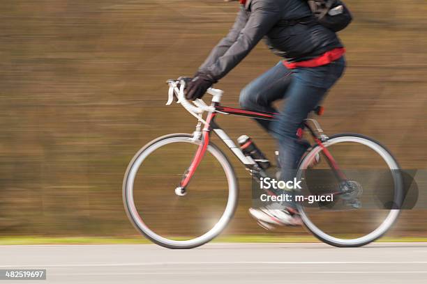 Photo libre de droit de Cycliste En Mouvement Flou banque d'images et plus d'images libres de droit de Abstrait - Abstrait, Activités sociales après le travail, Adulte