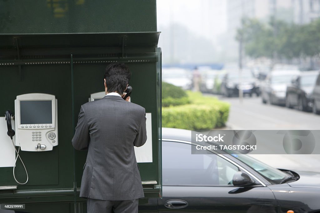 Общественных телефон и бизнесмен - Стоковые фото Телефон-автомат роялти-фри