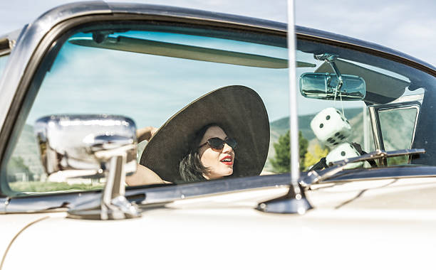 cinquanta grande cappello glamour ragazza guida auto convertibile - kitsch car retro revival sunglasses foto e immagini stock