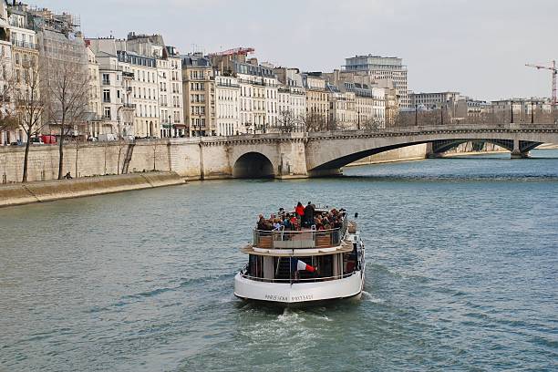 экскурсия на лодке в париже - pont de la tournelle стоковые фото и изображения