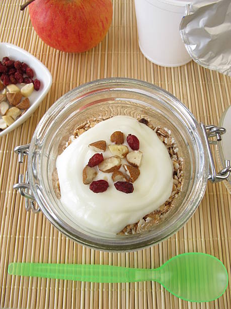 agitar muesli con yogur en un pote - mitnehmen fotografías e imágenes de stock