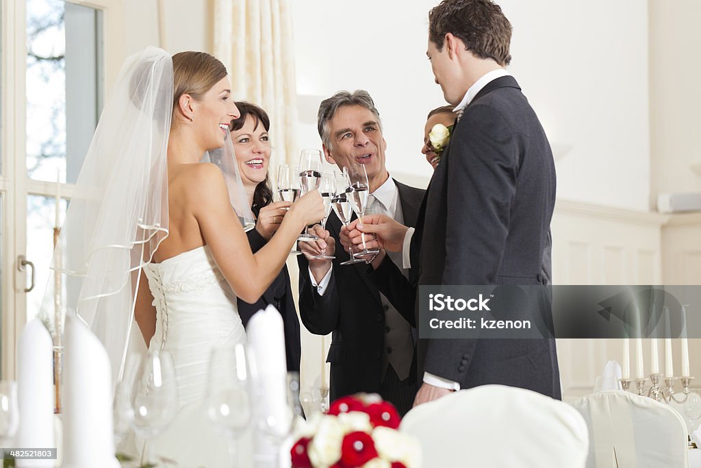 Festa di matrimonio di quel fastidioso tintinnio occhiali - Foto stock royalty-free di Sposa