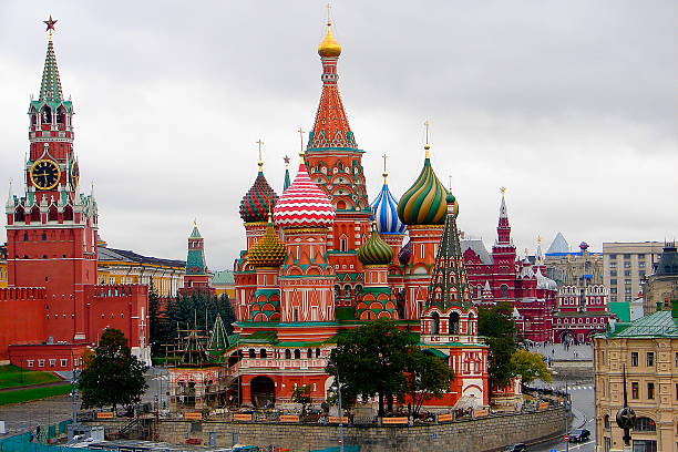 acima de st basil catedral, praça vermelha, moscovo e kremlin panorama - russia moscow russia st basils cathedral kremlin imagens e fotografias de stock