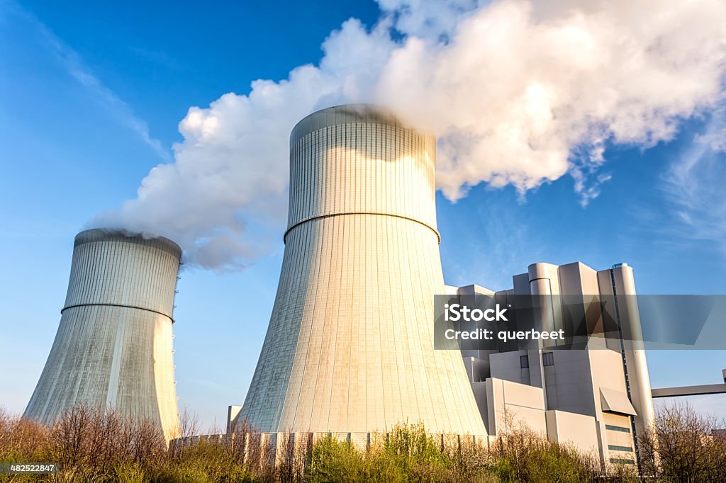 Kraftwerk in den Frühling - Lizenzfrei Abgas Stock-Foto