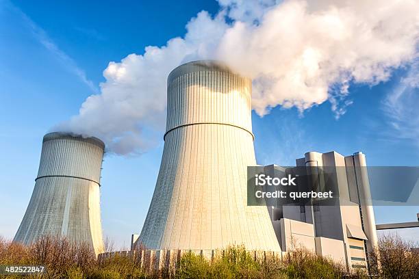 Kraftwerk In Den Frühling Stockfoto und mehr Bilder von Abgas - Abgas, Außenaufnahme von Gebäuden, Baum