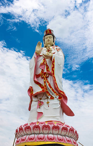 kuan yin image du bouddha avec un ciel bleu en arrière-plan. - guan yin photos et images de collection