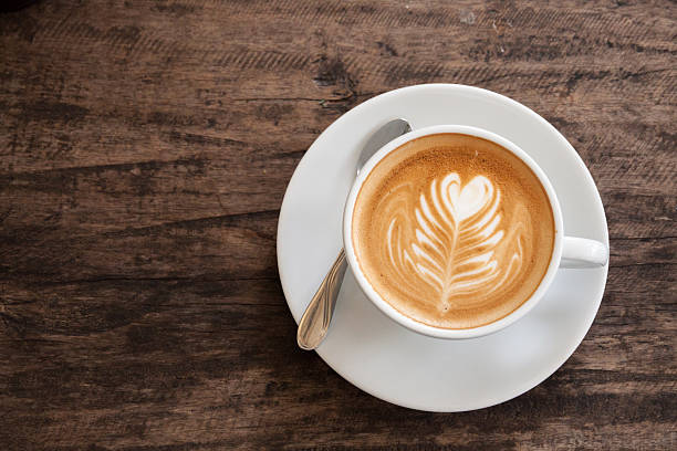 tazza di latte art cuore - caffè latte foto e immagini stock