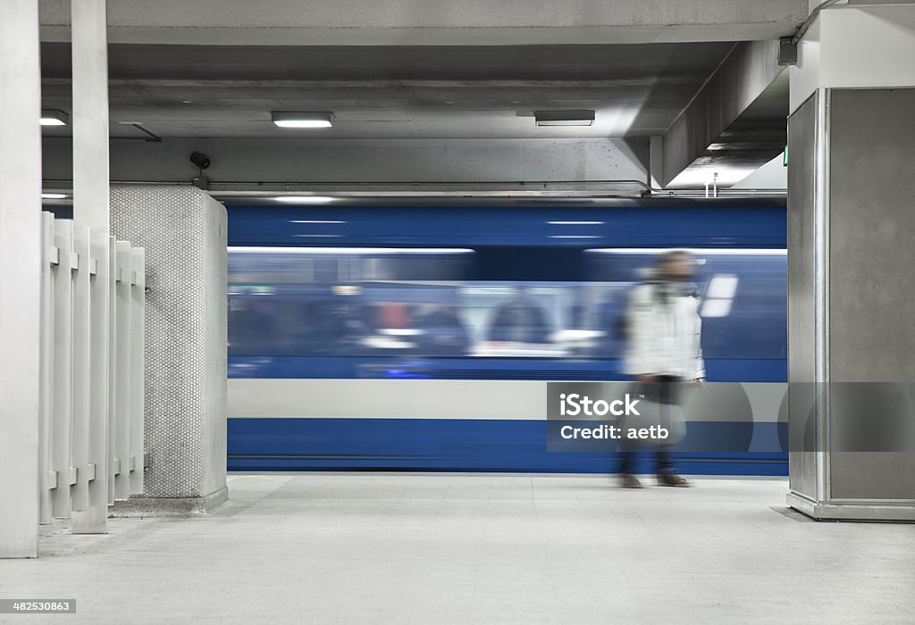 Homens esperando o metrô - Foto de stock de Estação de metrô royalty-free