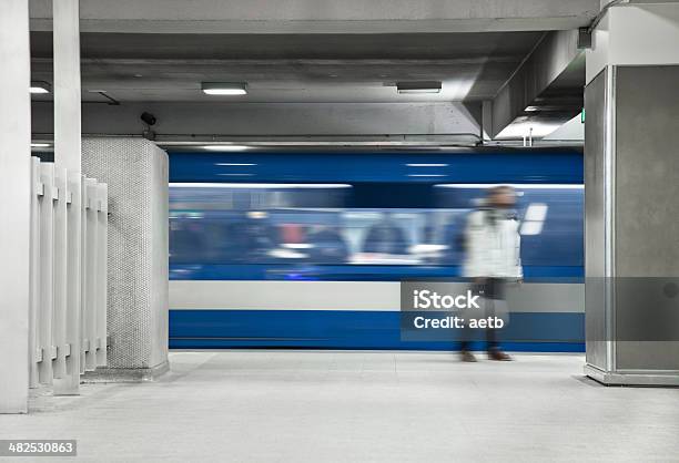 Foto de Homens Esperando O Metrô e mais fotos de stock de Estação de metrô - Estação de metrô, Adulto, Atividade