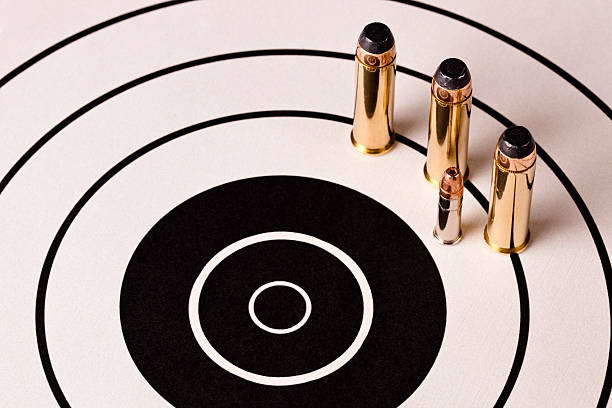 balas no alvo - target sport target target shooting bulls eye imagens e fotografias de stock