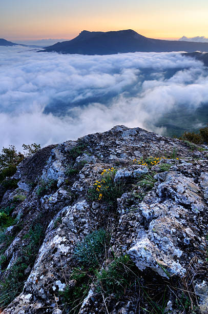 paisaje de montaña con rocas y nubes - spring mountain demergi flower fotografías e imágenes de stock