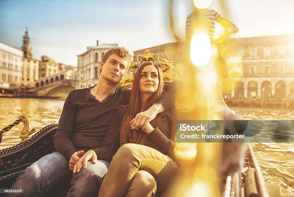 Pareja romántica Unión en el teleférico de venecia - Foto de stock de 30-39 años libre de derechos