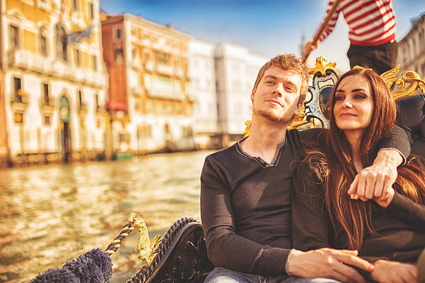 casal romântico união na gôndola em veneza - men gondolier people activity imagens e fotografias de stock