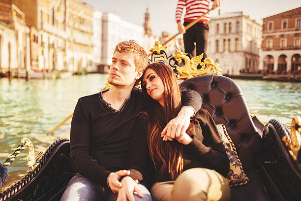 casal romântico união na gôndola em veneza - men gondolier people activity imagens e fotografias de stock