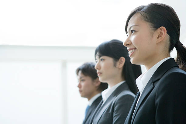 femme d'affaires souriante - profile people in a row group of people people photos et images de collection