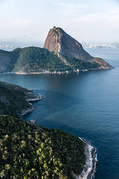 гора сахарная голова в рио-де-жанейро - rio de janeiro sugarloaf mountain overhead cable car copacabana beach стоковые фото и изображения