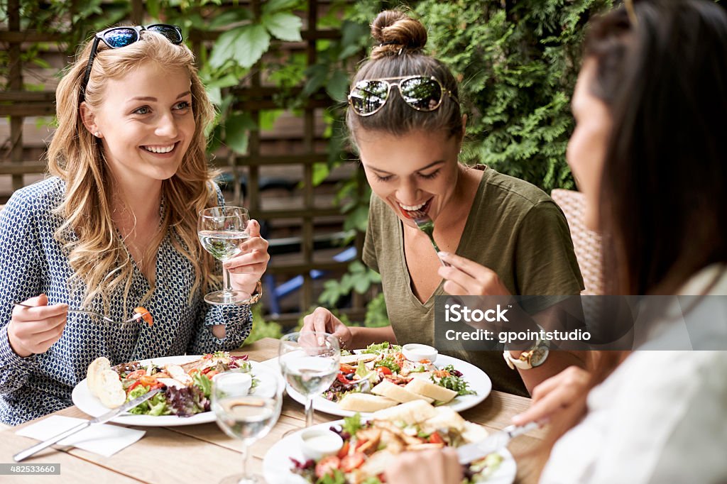 Reunión de chicas en el restaurante de moda - Foto de stock de Restaurante libre de derechos