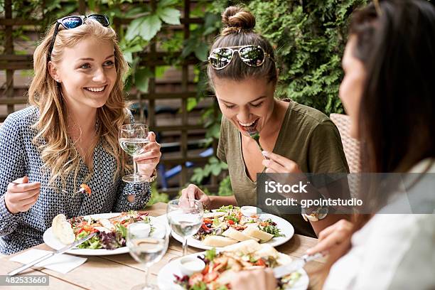 Reunión De Chicas En El Restaurante De Moda Foto de stock y más banco de imágenes de Restaurante - Restaurante, Comer, Amistad