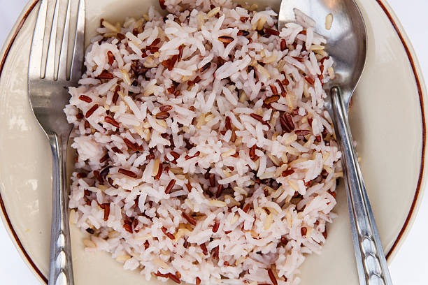 riso rosso isolato - brown rice cooked rice steamed foto e immagini stock