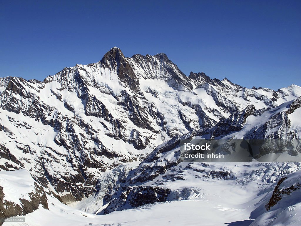 Montaña con nieve - Foto de stock de Aire libre libre de derechos