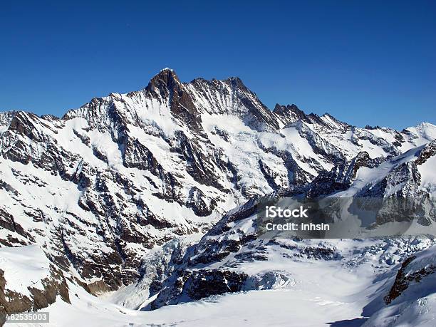 Montaña Con Nieve Foto de stock y más banco de imágenes de Aire libre - Aire libre, Alpes Europeos, Azul