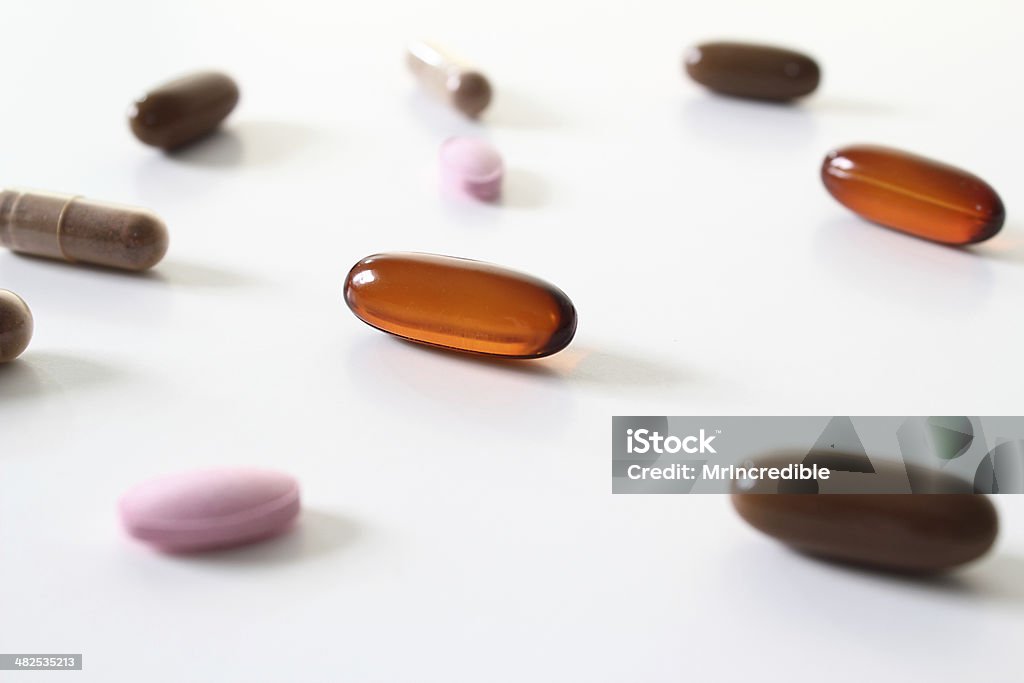 Vitaminas sobre blanco - Foto de stock de Aceite de hígado de pescado libre de derechos