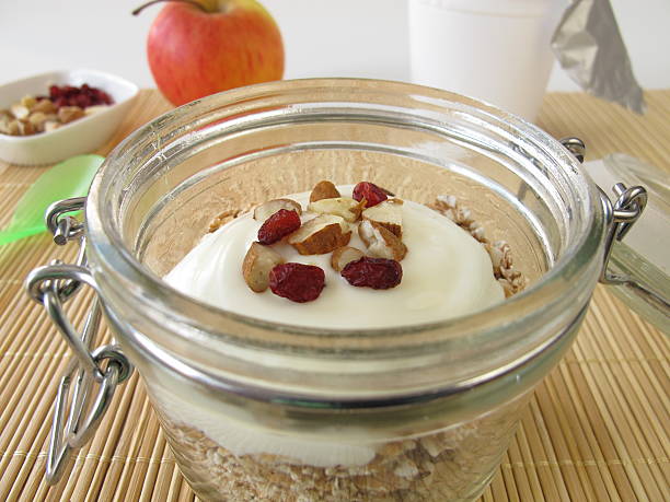 secouez muesli et yaourt dans un bocal - mitnehmen photos et images de collection