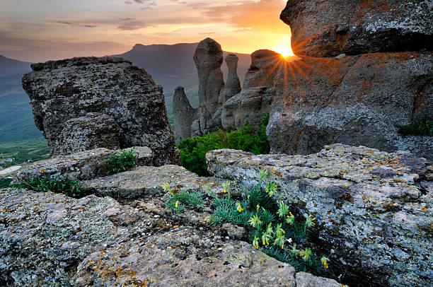 paisaje de montaña con rocas y nubes - spring mountain demergi flower fotografías e imágenes de stock